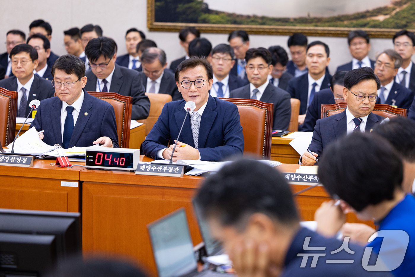 (서울=뉴스1) 유승관 기자 = 전재수 해양수산부 장관이 30일 서울 여의도 국회에서 열린 농림축산식품해양수산위원회의 해양수산부 등에 대한 국정감사에서 의원 질의에 답하고 있다. …