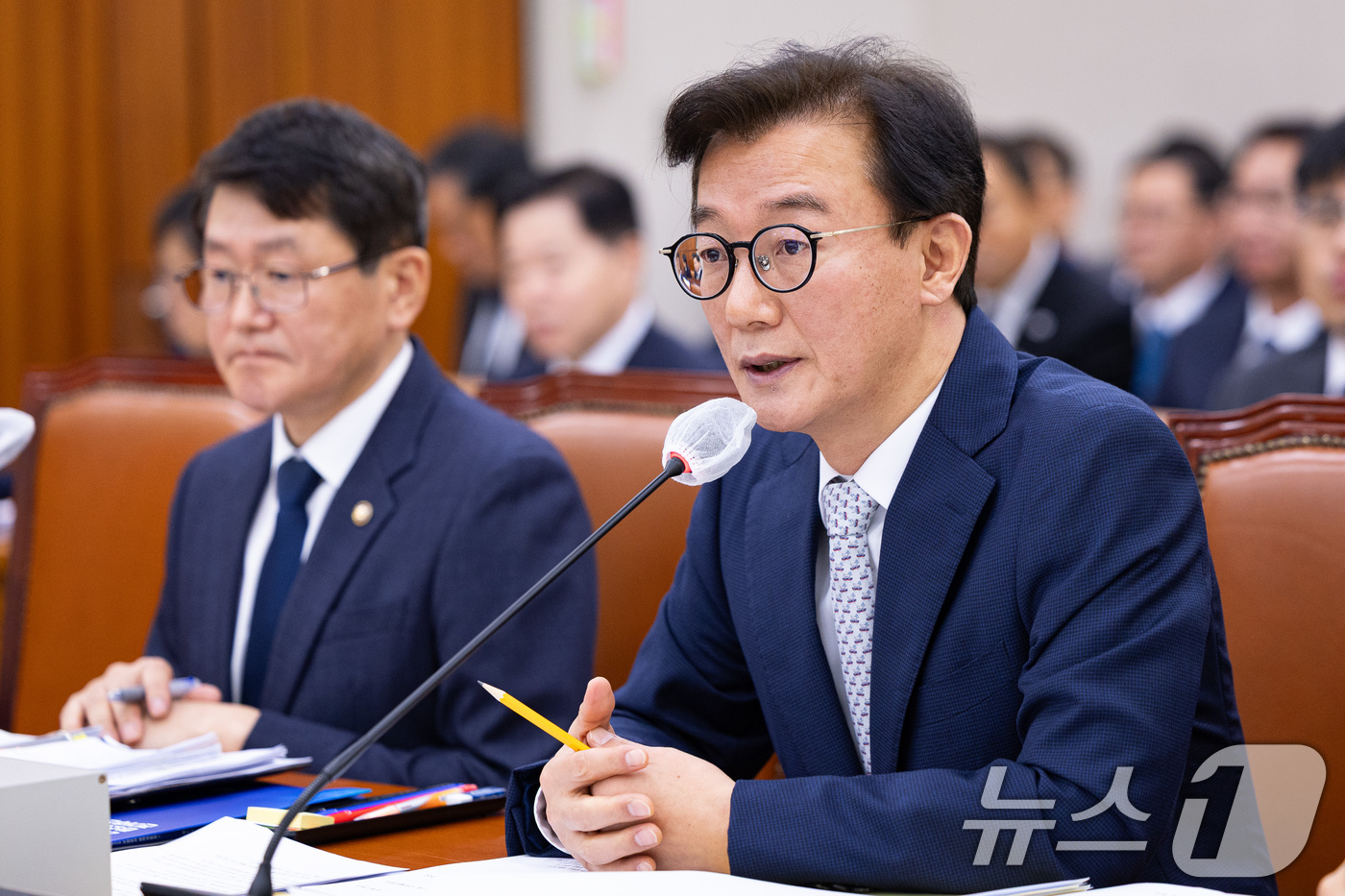 (서울=뉴스1) 유승관 기자 = 전재수 해양수산부 장관이 30일 서울 여의도 국회에서 열린 농림축산식품해양수산위원회의 해양수산부 등에 대한 국정감사에서 의원 질의에 답하고 있다. …