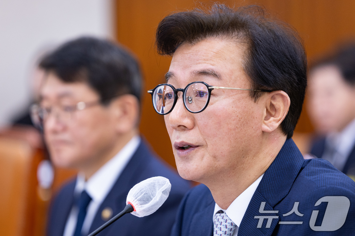 (서울=뉴스1) 유승관 기자 = 전재수 해양수산부 장관이 30일 서울 여의도 국회에서 열린 농림축산식품해양수산위원회의 해양수산부 등에 대한 국정감사에서 의원 질의에 답하고 있다. …