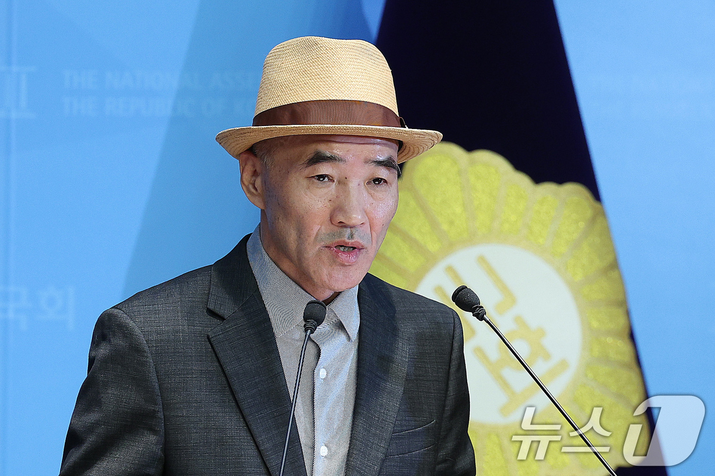 (서울=뉴스1) 신웅수 기자 = 고 서해공무원 피살사건 유가족 이래진씨가 30일 서울 여의도 국회 소통관에서 기자회견을 하고 있다. 2025.10.30/뉴스1