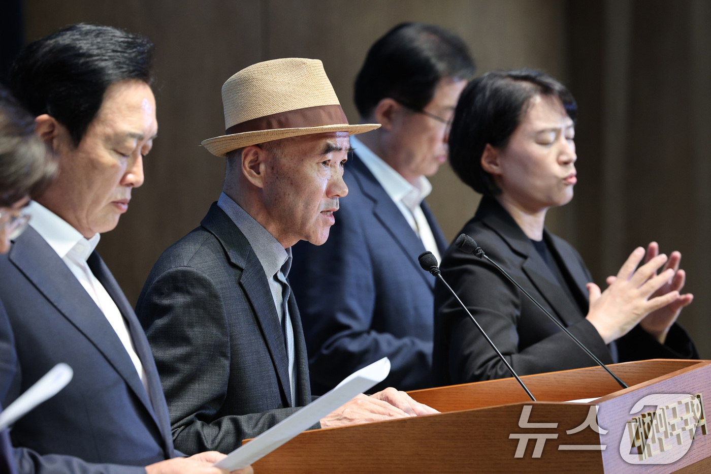 (서울=뉴스1) 신웅수 기자 = 고 서해공무원 피살사건 유가족 이래진씨가 30일 서울 여의도 국회 소통관에서 기자회견을 하고 있다. 2025.10.30/뉴스1