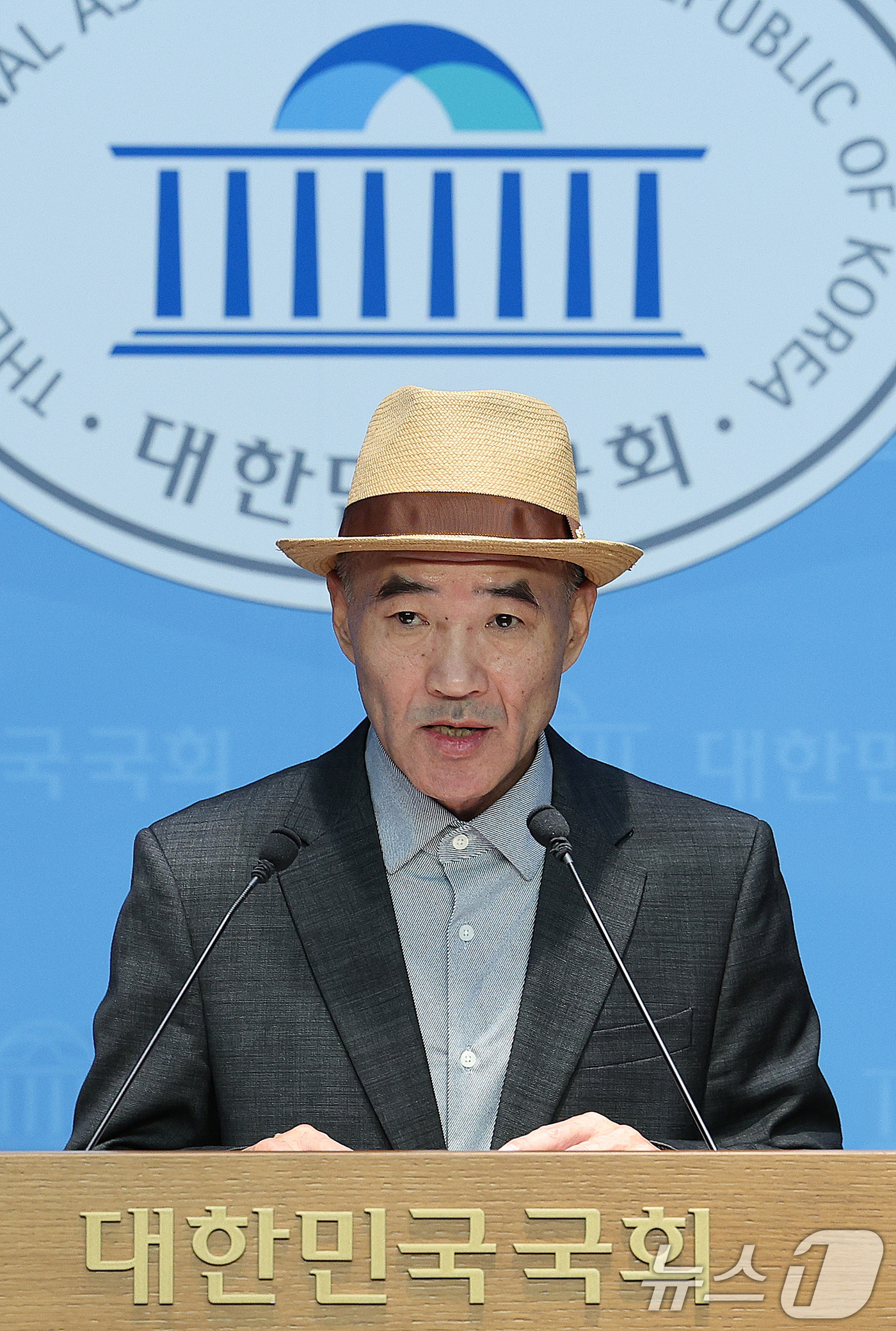 (서울=뉴스1) 신웅수 기자 = 고 서해공무원 피살사건 유가족 이래진씨가 30일 서울 여의도 국회 소통관에서 기자회견을 하고 있다. 2025.10.30/뉴스1