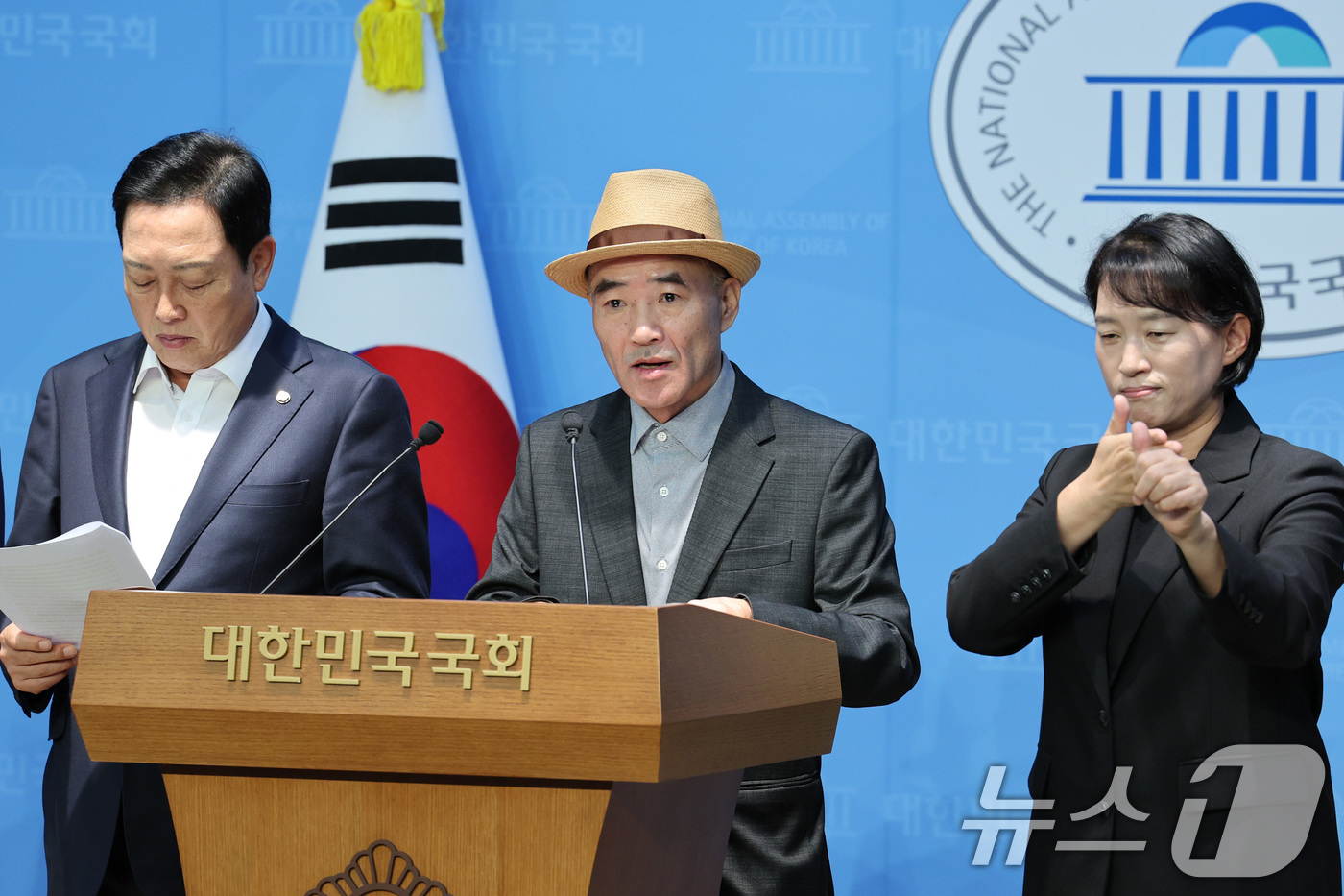 (서울=뉴스1) 신웅수 기자 = 고 서해공무원 피살사건 유가족 이래진씨가 30일 서울 여의도 국회 소통관에서 기자회견을 하고 있다. 2025.10.30/뉴스1