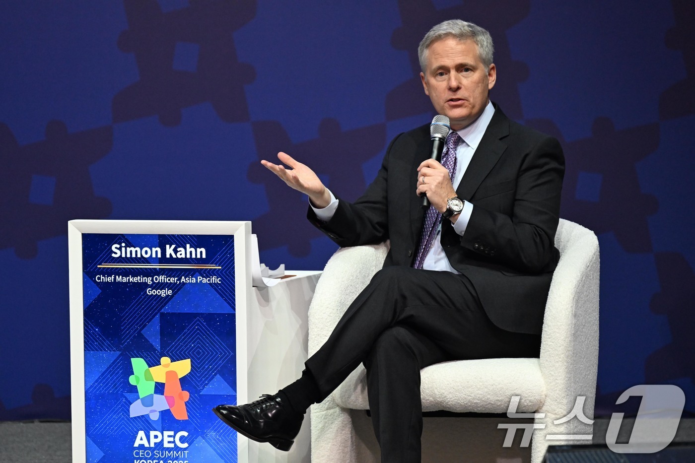 (경주=뉴스1) 김민지 기자 = 시몬 칸 구글 아태지역 최고마케팅책임자(CMO)가 30일 경북 경주시 경주예술의전당에서 열린 아시아태평양경제협력체(APEC) 정상회의 최고 경영자( …