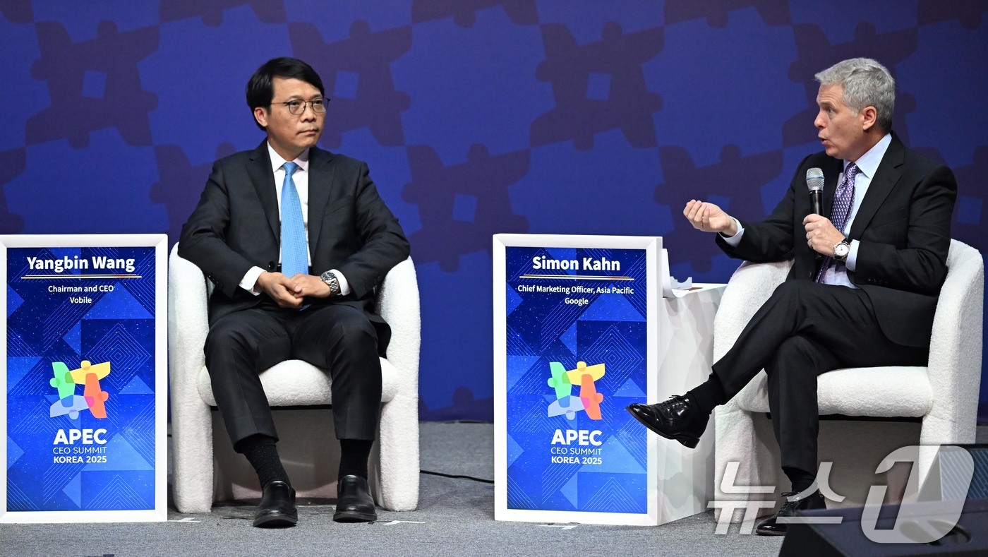 (경주=뉴스1) 김민지 기자 = 시몬 칸 구글 아태지역 최고마케팅책임자(CMO)가 30일 경북 경주시 경주예술의전당에서 열린 아시아태평양경제협력체(APEC) 정상회의 최고 경영자( …