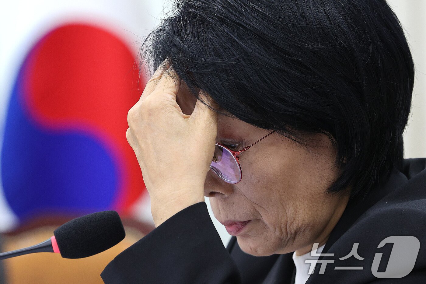 본문 이미지 - 최민희 위원장이 30일 서울 여의도 국회 과학기술정보방송통신위원회에서 열린 국정감사 종합감사에서 생각에 잠겨 있다. 2025.10.30/뉴스1 ⓒ News1 신웅수 기자