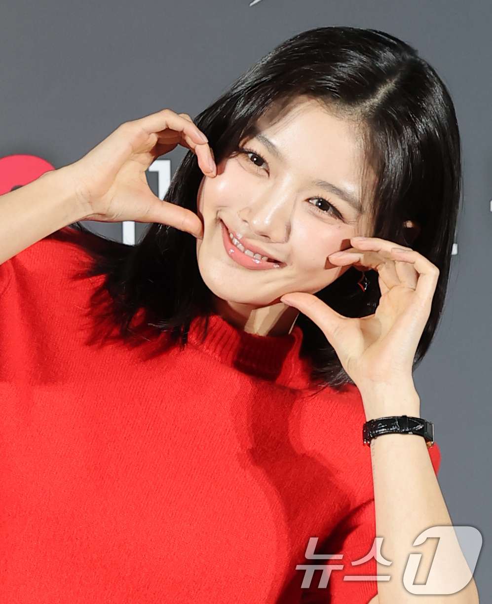 (서울=뉴스1) 권현진 기자 = 배우 김유정이 30일 오후 서울 용산구 CGV 용산아이파크몰에서 열린 티빙 오리지널 시리즈 ‘친애하는 X’ 제작발표회에서 포즈를 취하고 있다.‘친애 …