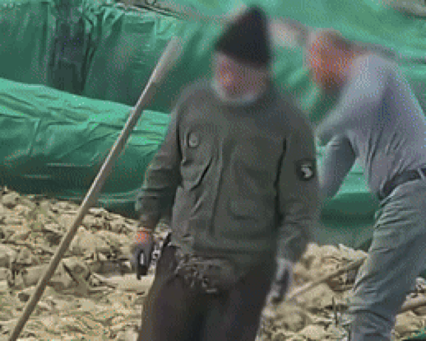 본문 이미지 - (중국의 한 절임배추 공장에서 근로자가 작업 중 담배를 피우고 침을 뱉고 있다. MBC 뉴스 갈무리)