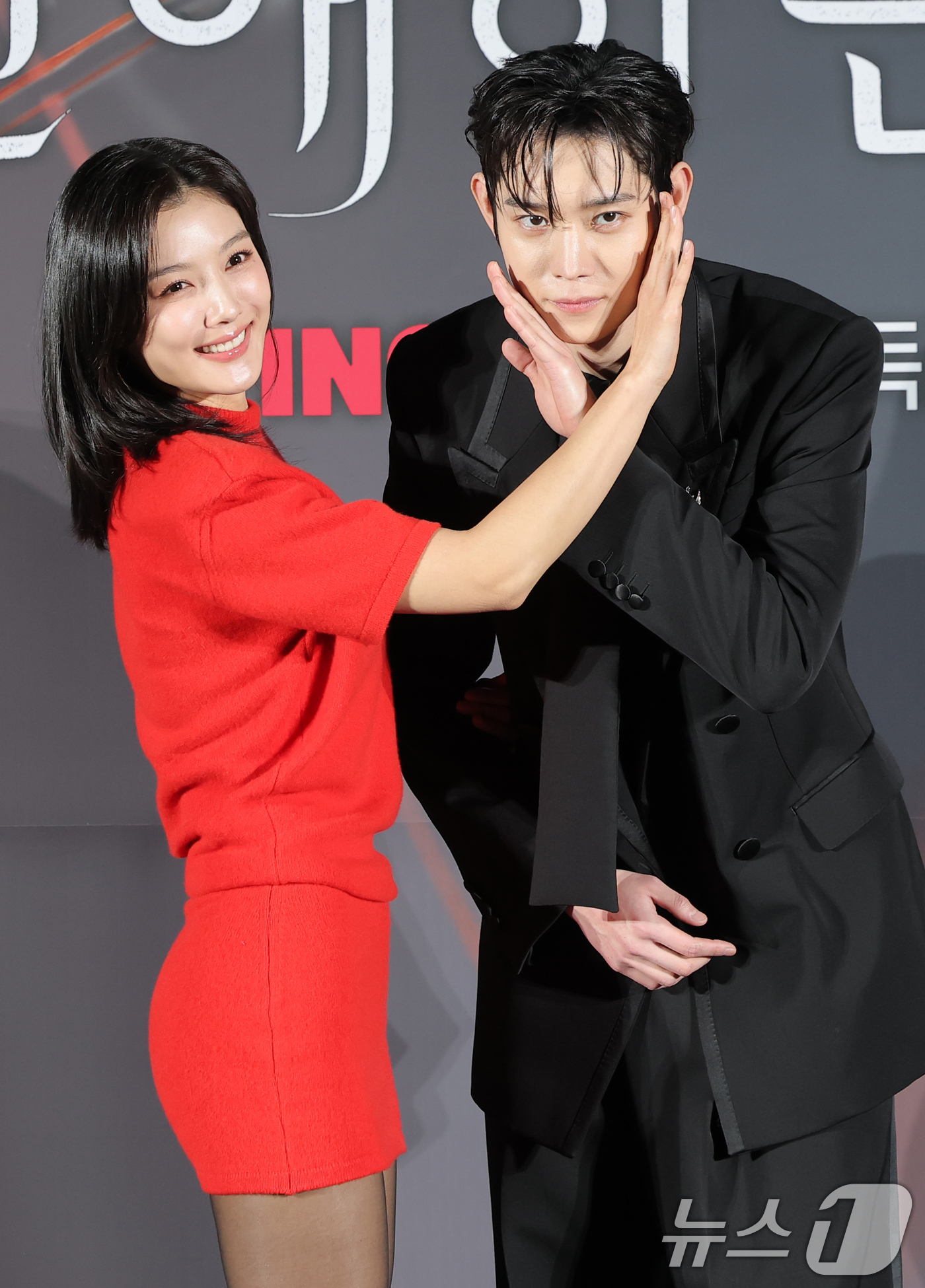 (서울=뉴스1) 권현진 기자 = 배우 김유정과 김영대(오른쪽)가 30일 오후 서울 용산구 CGV 용산아이파크몰에서 열린 티빙 오리지널 시리즈 ‘친애하는 X’ 제작발표회에서 포즈를 …