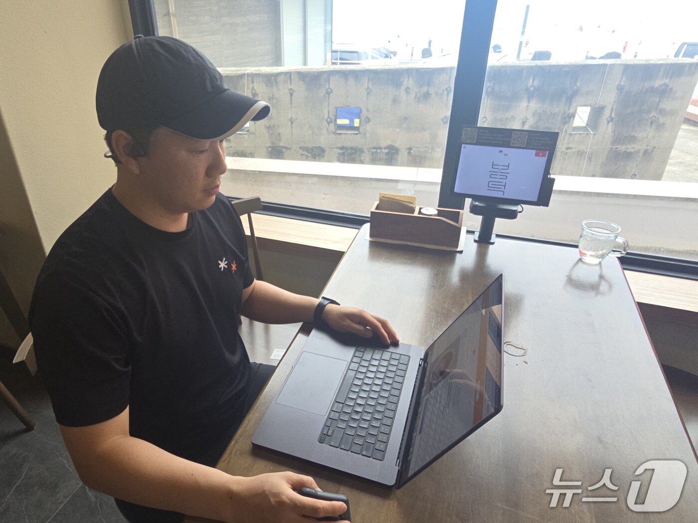 본문 이미지 -  가게 홈페이지를 살피는 봉덕의 이충헌 대표/뉴스1