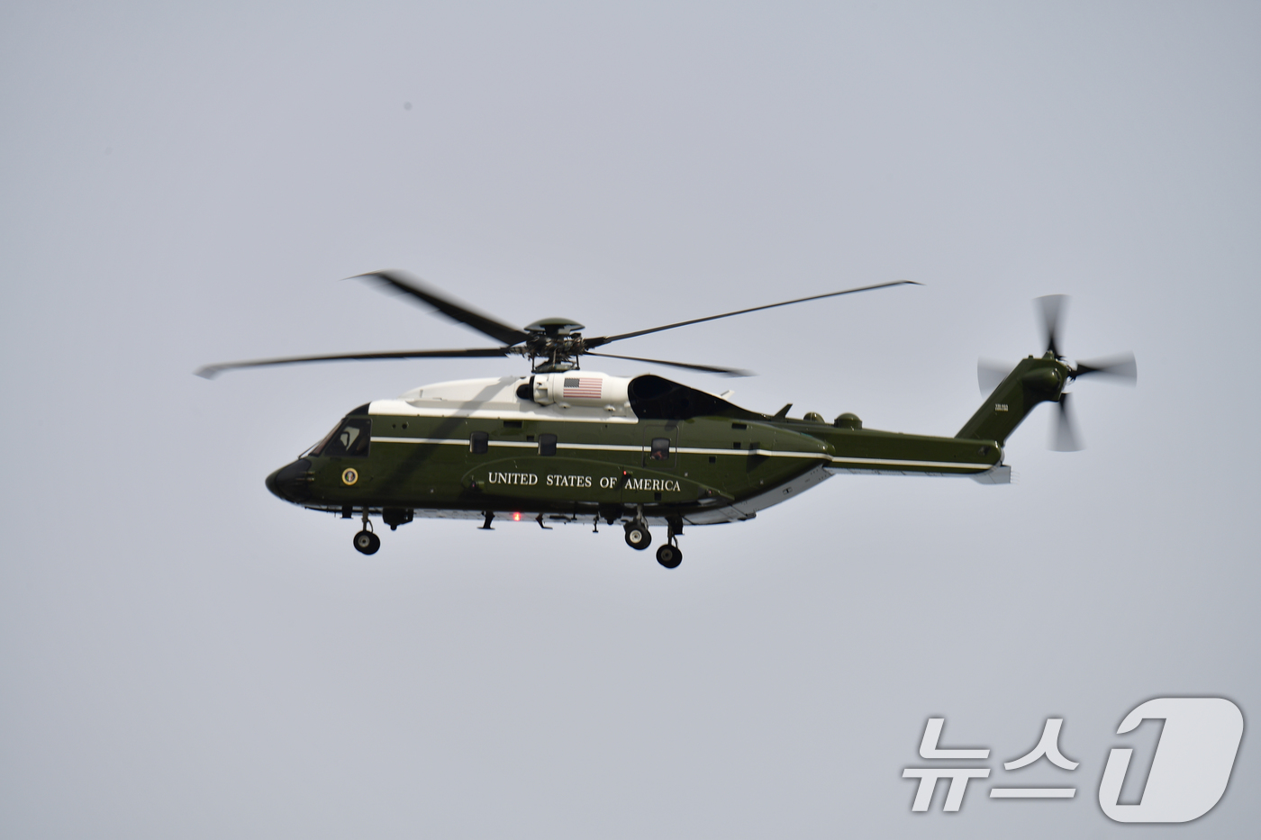 (경주=뉴스1) 최창호 기자 = 미 도널드 트럼프 대통령의 전용 헬기인 마린 원 편대가 30일 경북 경주시 보문단지 착륙장을 이륙해 비행하고 있다. 2025.10.30/뉴스1