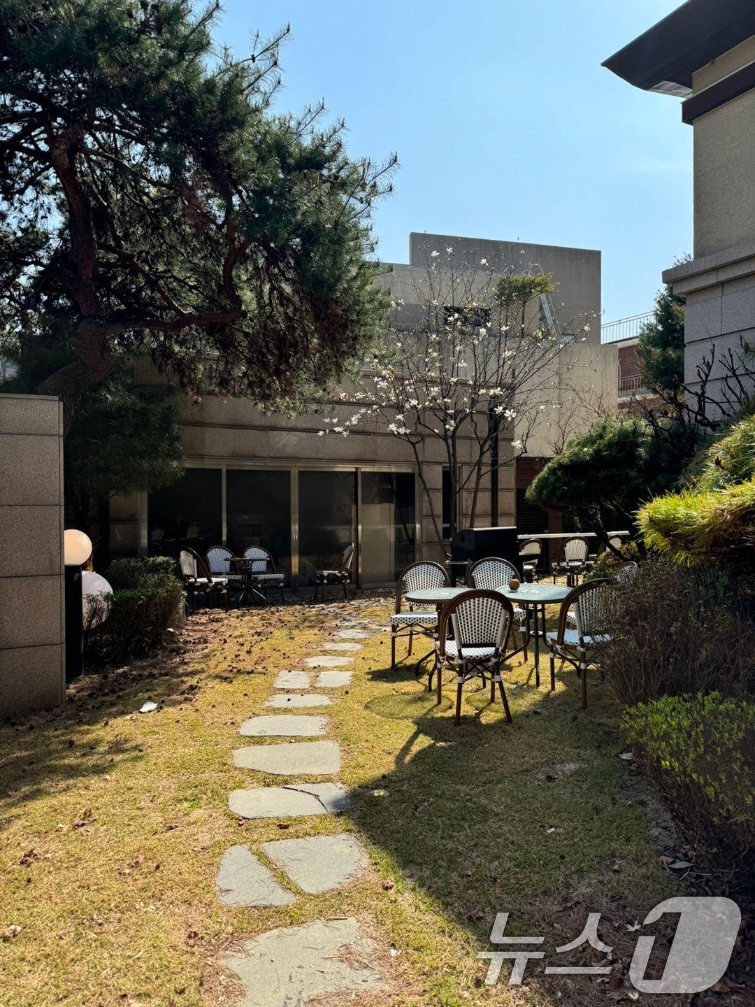 (서울=뉴스1) = 국가유산청은 지난 29일 서울 마포구 동교동에 소재한 '서울 동교동 김대중 가옥'을 국가등록문화유산으로 등록 예고했다.사진은 경호동 및 마당(사무소 및 토지) …