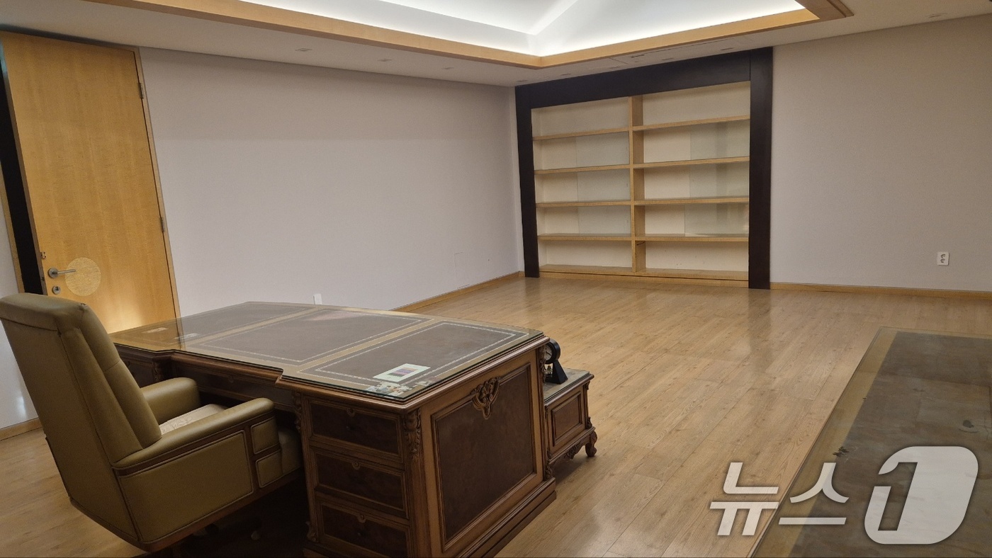 (서울=뉴스1) = 국가유산청은 지난 29일 서울 마포구 동교동에 소재한 '서울 동교동 김대중 가옥'을 국가등록문화유산으로 등록 예고했다.사진은 2층 대통령 서재(현 공실) 모습. …