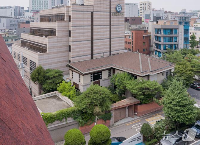 (서울=뉴스1) = 국가유산청은 지난 29일 서울 마포구 동교동에 소재한 '서울 동교동 김대중 가옥'을 국가등록문화유산으로 등록 예고했다.사진은 건물 및 토지 외관 전경. (국가유 …