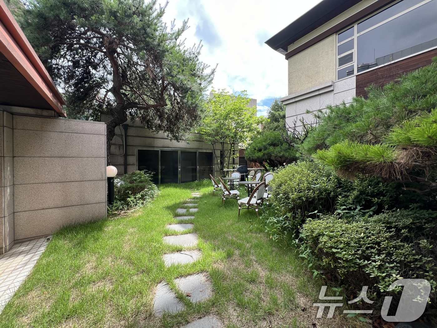 (서울=뉴스1) = 국가유산청은 지난 29일 서울 마포구 동교동에 소재한 '서울 동교동 김대중 가옥'을 국가등록문화유산으로 등록 예고했다.사진은 마당 모습. (국가유산청 제공. 재 …