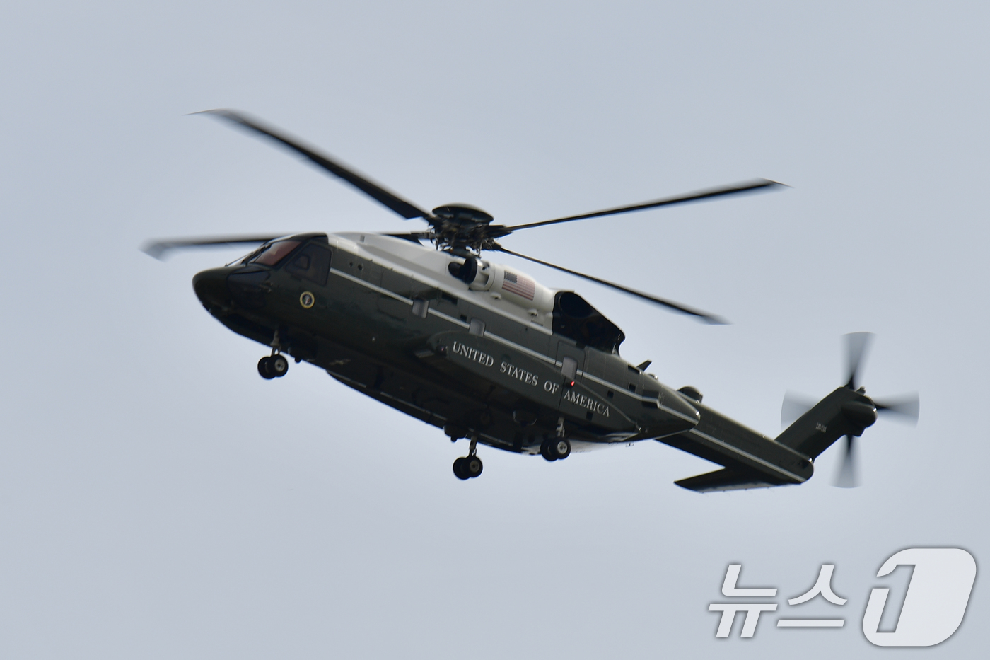 (경주=뉴스1) 최창호 기자 = 미 도널드 트럼프 대통령의 전용 헬기인 마린 원 편대가 30일 경북 경주시 보문단지 착륙장을 이륙해 비행하고 있다. 2025.10.30/뉴스1