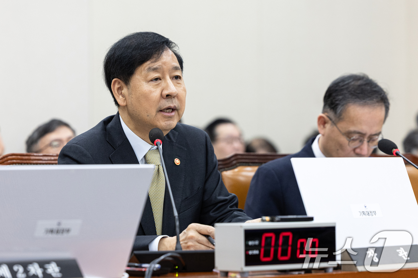 (서울=뉴스1) 이승배 기자 = 구윤철 경제부총리 겸 기획재정부 장관이 30일 서울 여의도 국회에서 열린 기획재정위원회 기획재정부 등에 대한 국정감사에 출석해 의원 질의에 답변하고 …