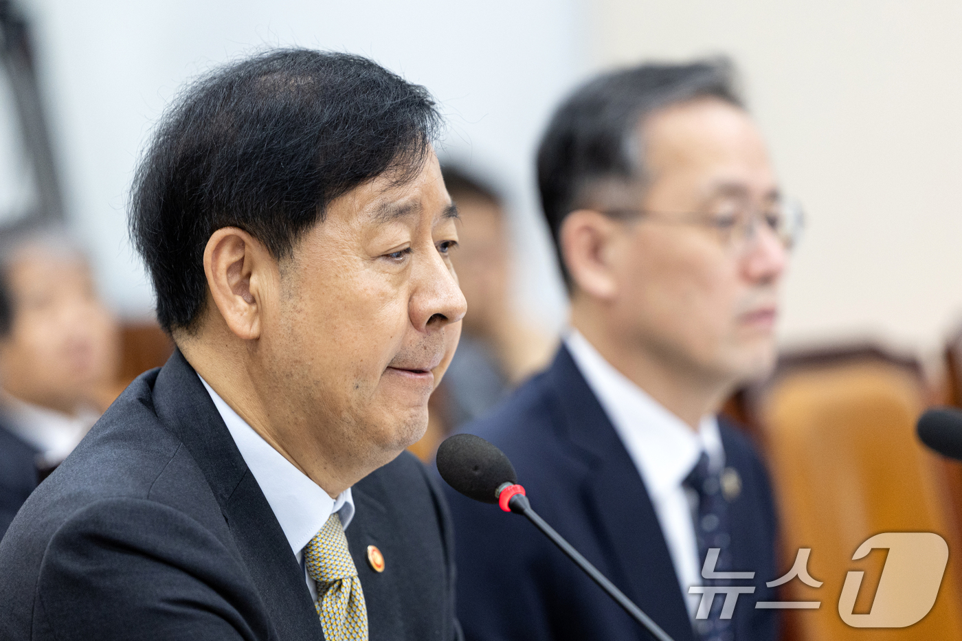 (서울=뉴스1) 이승배 기자 = 구윤철 경제부총리 겸 기획재정부 장관이 30일 서울 여의도 국회에서 열린 기획재정위원회 기획재정부 등에 대한 국정감사에 출석해 의원 질의를 듣고 있 …