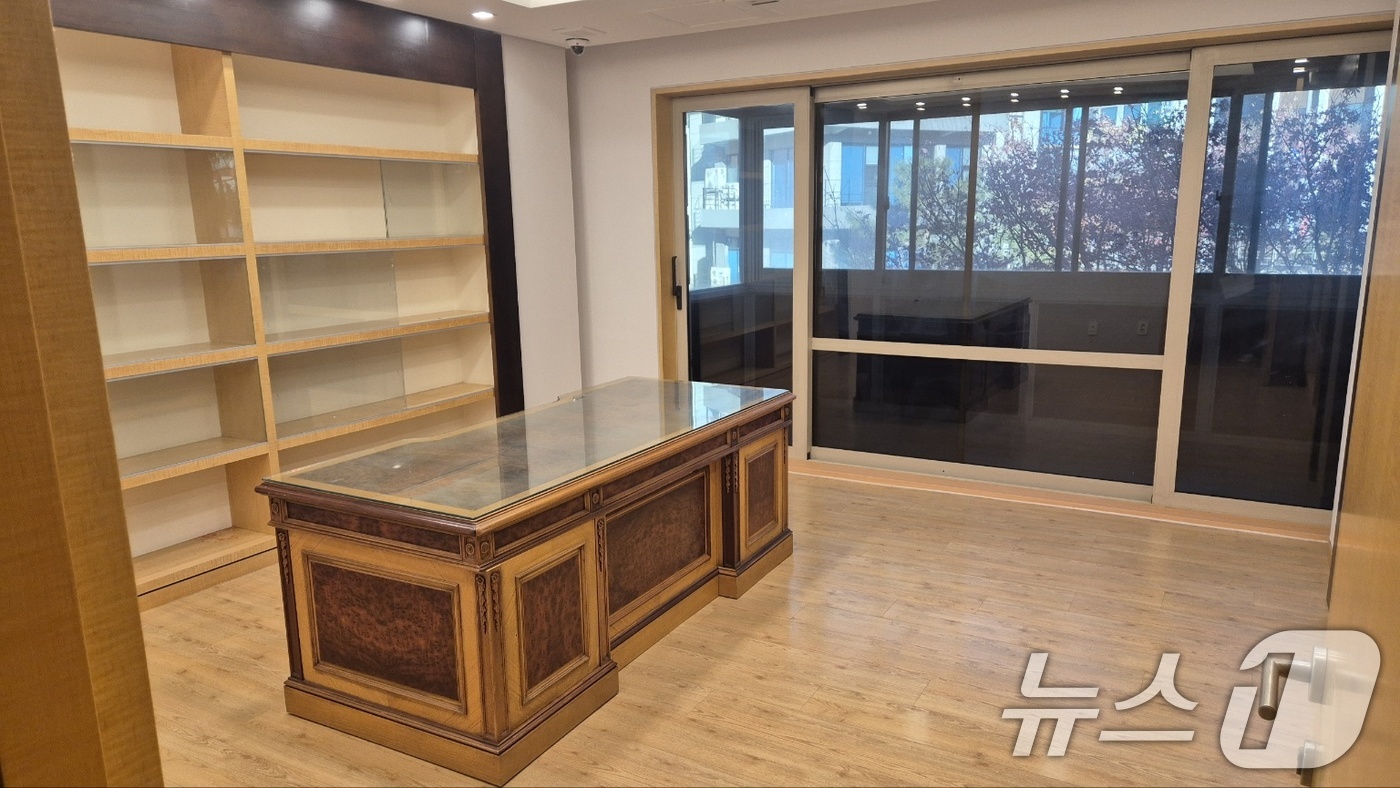 (서울=뉴스1) = 국가유산청은 지난 29일 서울 마포구 동교동에 소재한 '서울 동교동 김대중 가옥'을 국가등록문화유산으로 등록 예고했다.사진은 2층 이희호 여사 서재(현 공실) …