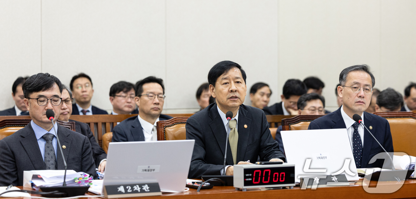 (서울=뉴스1) 이승배 기자 = 구윤철 경제부총리 겸 기획재정부 장관이 30일 서울 여의도 국회에서 열린 기획재정위원회 기획재정부 등에 대한 국정감사에 출석해 의원 질의에 답변하고 …