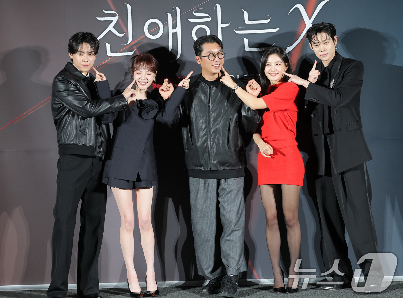 (서울=뉴스1) 권현진 기자 = 배우 김도훈(왼쪽부터)과 이열음, 이응복 감독, 김유정, 김영대가 30일 오후 서울 용산구 CGV 용산아이파크몰에서 열린 티빙 오리지널 시리즈 ‘친 …