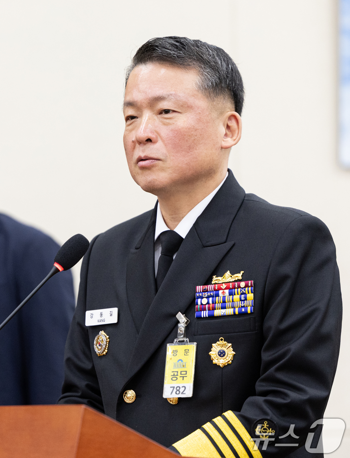 (서울=뉴스1) 이승배 기자 = 강동길 해군참모총장이 30일 서울 여의도 국회에서 열린 국방위원회 국방부 등에 대한 국정감사에 출석해 의원 질의에 답변하고 있다. 2025.10.3 …
