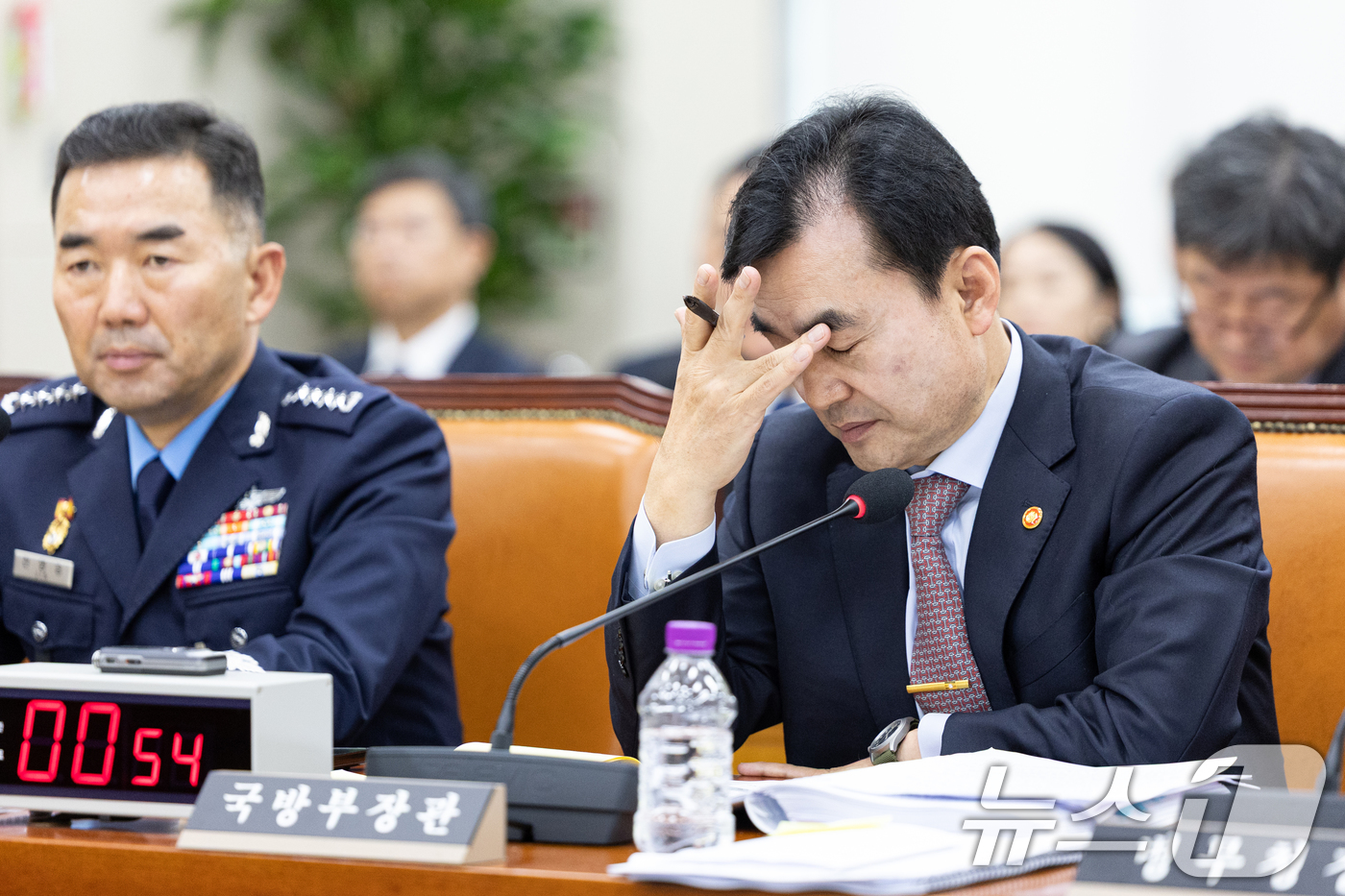 (서울=뉴스1) 이승배 기자 = 안규백 국방부 장관이 30일 서울 여의도 국회에서 열린 국방위원회 국방부 등에 대한 국정감사에 출석해 의원 질의를 듣고 있다. 2025.10.30/ …