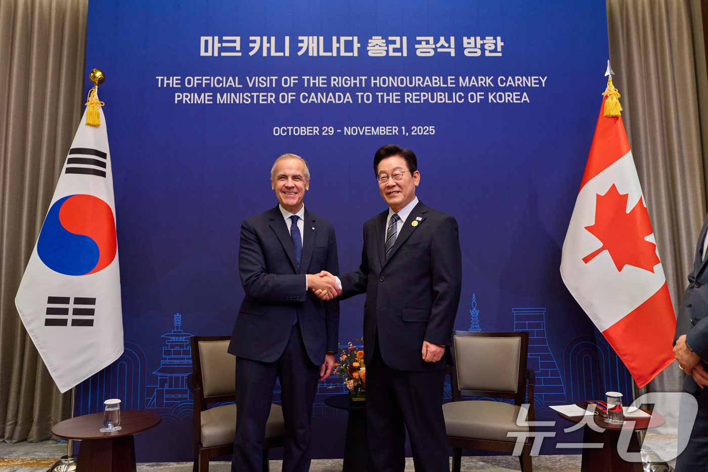 (서울=뉴스1) 허경 기자 = 이재명 대통령과 마크 카니 캐나다 총리가 30일 경북 경주의 한 호텔에서 열린 한-캐나다 정상회담에 앞서 악수하고 있다. (대통령실 제공. 재판매 및 …