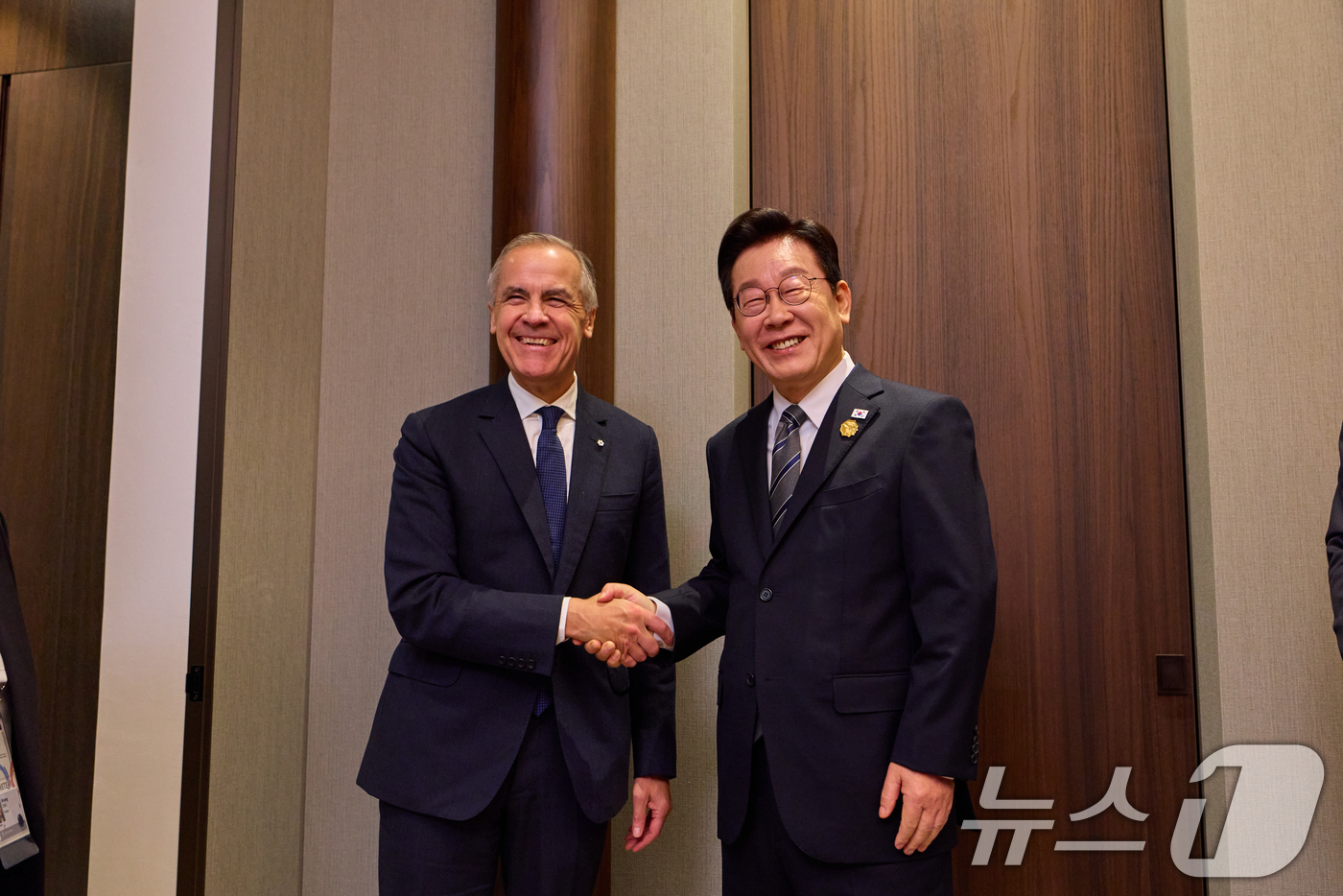 (서울=뉴스1) 허경 기자 = 이재명 대통령과 마크 카니 캐나다 총리가 30일 경북 경주의 한 호텔에서 열린 한-캐나다 정상회담에서 악수하고 있다. (대통령실 제공. 재판매 및 D …