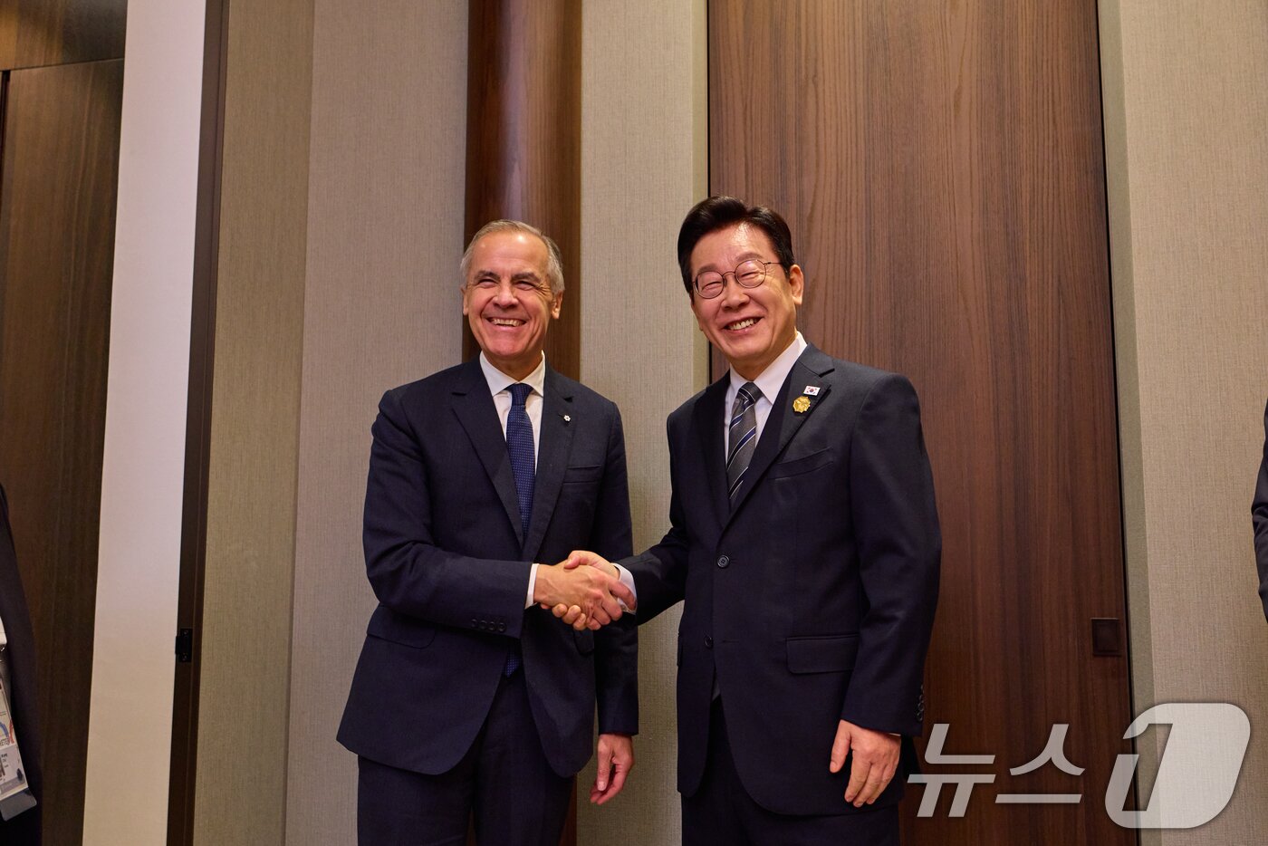 본문 이미지 - 이재명 대통령과 마크 카니 캐나다 총리가 30일 경북 경주의 한 호텔에서 열린 한-캐나다 정상회담에서 악수하고 있다. &#40;대통령실 제공. 재판매 및 DB 금지&#41; 2025.10.30/뉴스1 ⓒ News1 허경 기자