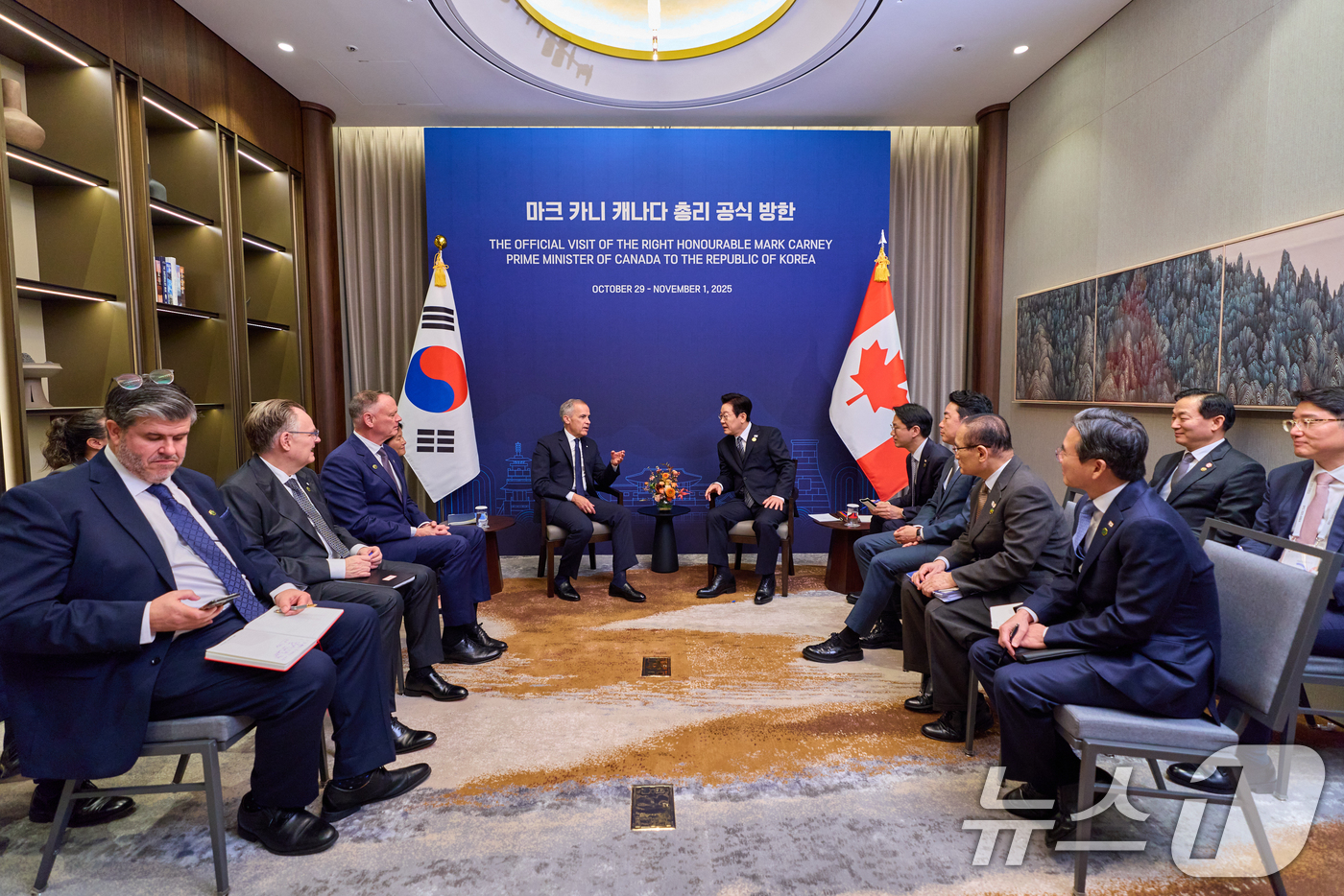 (서울=뉴스1) 허경 기자 = 이재명 대통령과 마크 카니 캐나다 총리가 30일 경북 경주의 한 호텔에서 한-캐나다 정상회담을 하고 있다. (대통령실 제공. 재판매 및 DB 금지) …