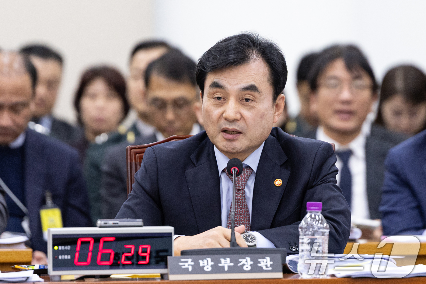 (서울=뉴스1) 이승배 기자 = 안규백 국방부 장관이 30일 서울 여의도 국회에서 열린 국방위원회 국방부 등에 대한 국정감사에 출석해 의원 질의에 답변하고 있다. 2025.10.3 …