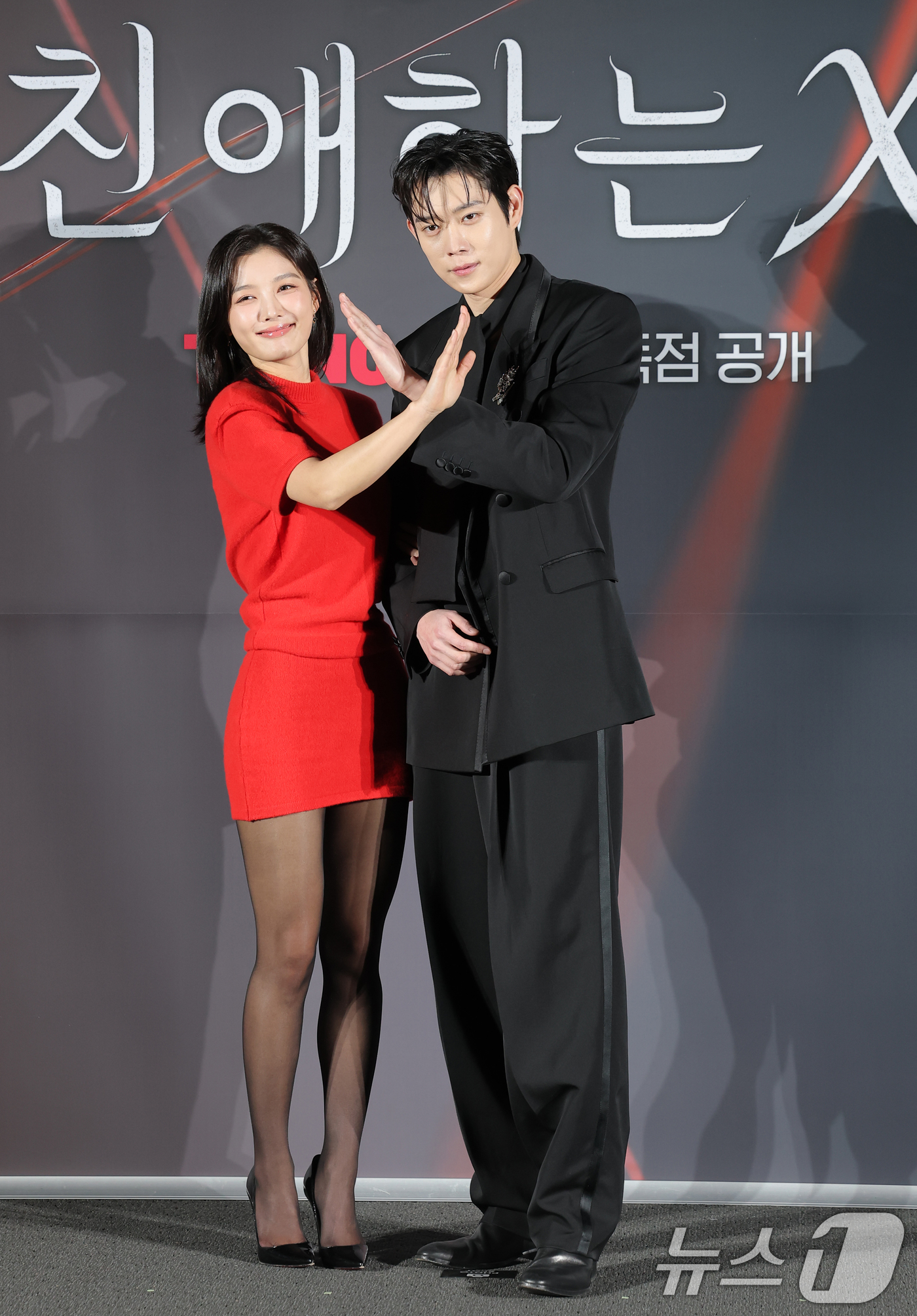 (서울=뉴스1) 권현진 기자 = 배우 김유정과 김영대(오른쪽)가 30일 오후 서울 용산구 CGV 용산아이파크몰에서 열린 티빙 오리지널 시리즈 ‘친애하는 X’ 제작발표회에서 포즈를 …