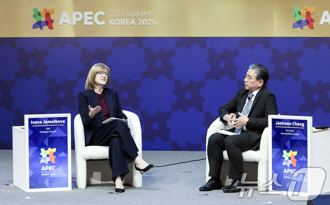 (경주=뉴스1) 김민지 기자 = 이바나 제멜코바 글로벌 수소위원회 CEO(왼쪽)와 장재훈 현대차 부회장이 30일 경북 경주예술의전당에서 열린 아시아태평양경제협력체(APEC) 정상회 …