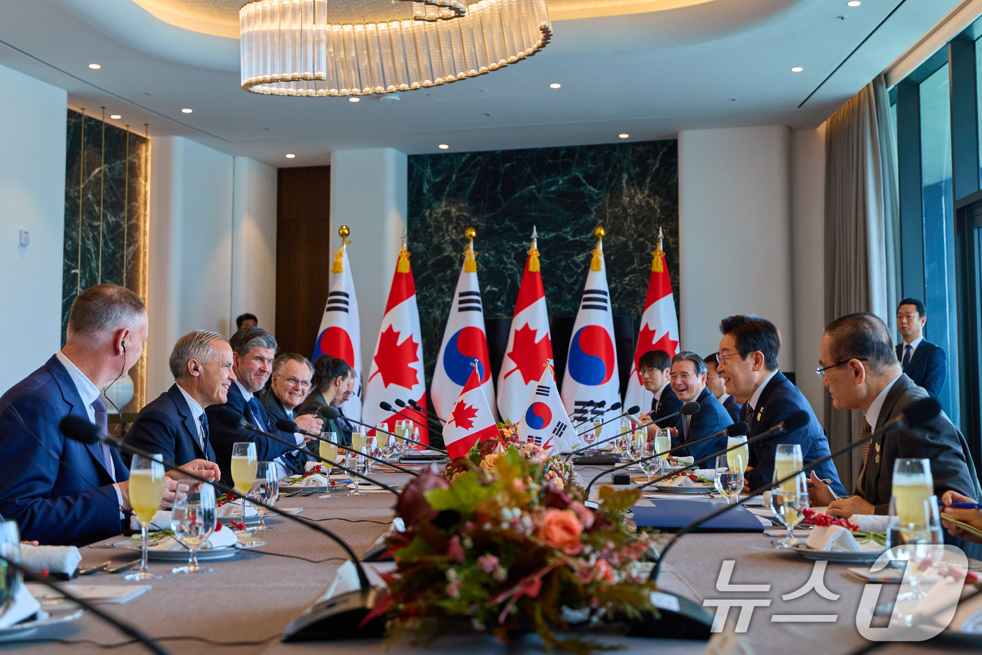 (서울=뉴스1) 허경 기자 = 이재명 대통령과 마크 카니 캐나다 총리가 30일 경북 경주의 한 호텔에서 한-캐나다 확대 오찬회담을 하고 있다. (대통령실 제공. 재판매 및 DB 금 …