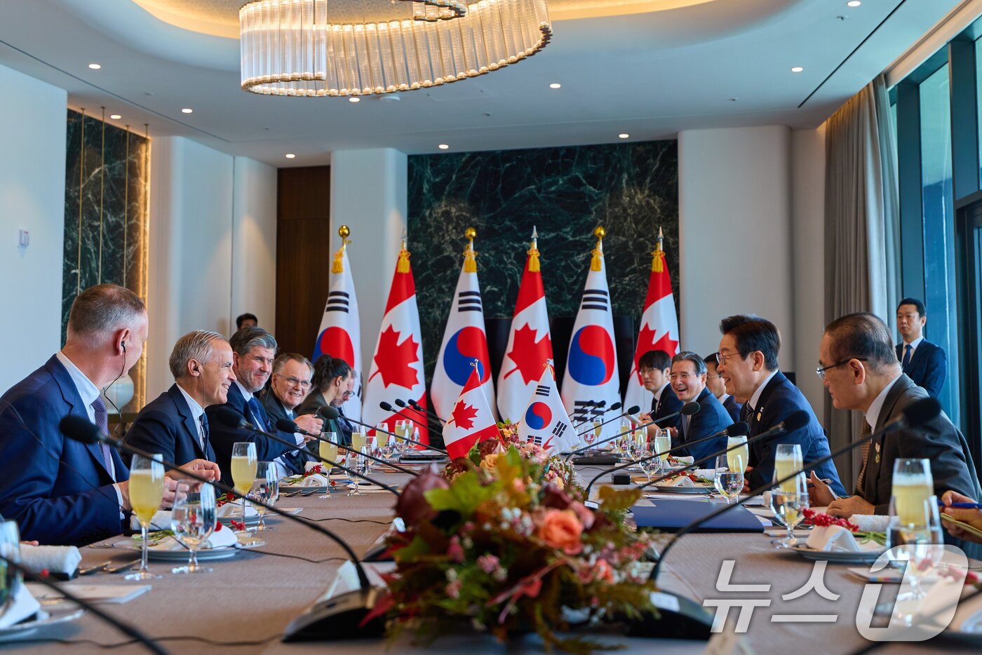 본문 이미지 - 이재명 대통령과 마크 카니 캐나다 총리가 30일 경북 경주의 한 호텔에서 한-캐나다 확대 오찬회담을 하고 있다. &#40;대통령실 제공. 재판매 및 DB 금지&#41; 2025.10.30/뉴스1 ⓒ News1 허경 기자