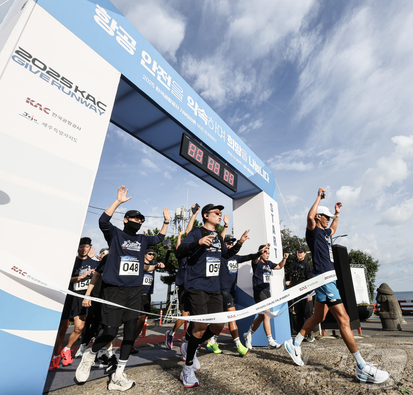 (제주=뉴스1)  공항사진기자단 = 한국공항공사가 30일 오전 제주공항 인근에서 전국 14개 공항의 안전문화 확산과 소아암 환자 후원을 위한 기부 마라톤 캠페인을 개최했다. 참가자 …