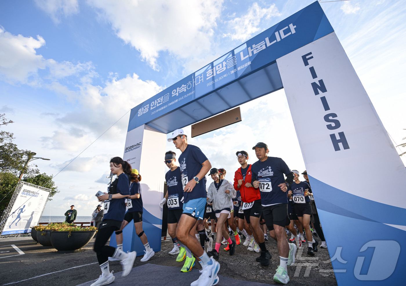 (제주=뉴스1)  공항사진기자단 = 한국공항공사가 30일 오전 제주공항 인근에서 전국 14개 공항의 안전문화 확산과 소아암 환자 후원을 위한 기부 마라톤 캠페인을 개최했다. 참가자 …