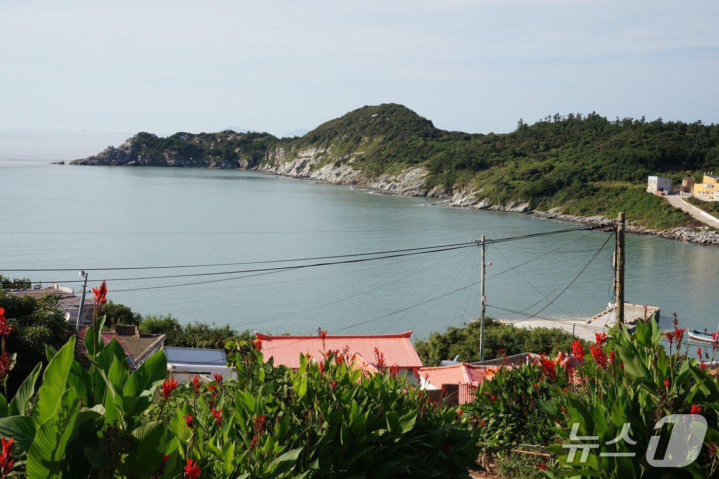 본문 이미지 - 내병도 마을 앞 바다 풍경. 만&#40;灣&#41;은 내륙 깊숙이 들어오고, 산은 부리를 내 민 갈매기처럼  바다로 길게 뻗었다. 2025.10.31/뉴스1 ⓒ News1 조영석 기자  
