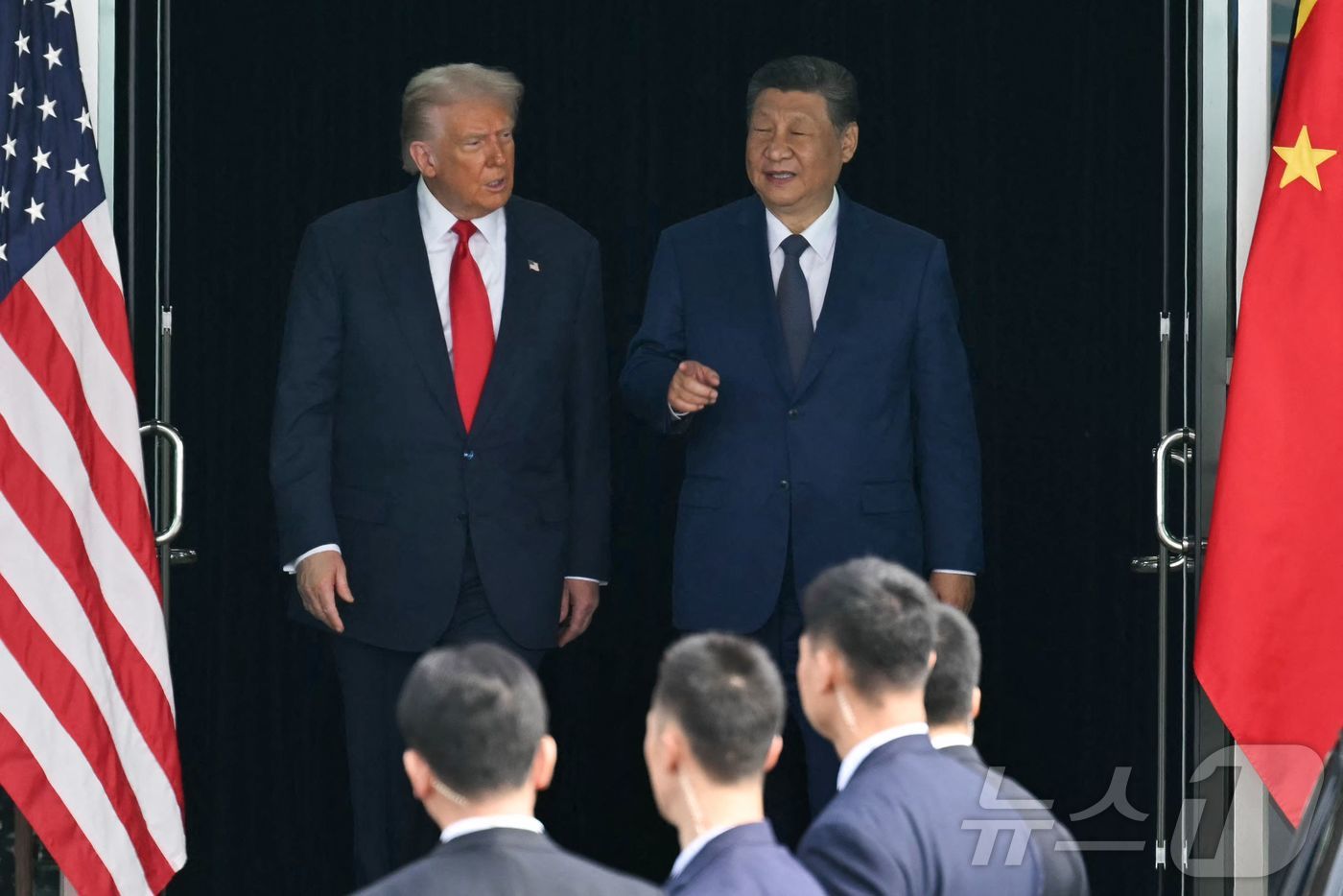 (부산 AFP=뉴스1) 강민경 기자 = 도널드 트럼프 미국 대통령과 시진핑 중국 국가주석이 30일 부산 김해국제공항 옆 김해 공군기지에서 회담한 뒤 함께 나오고 있다. 2025.1 …