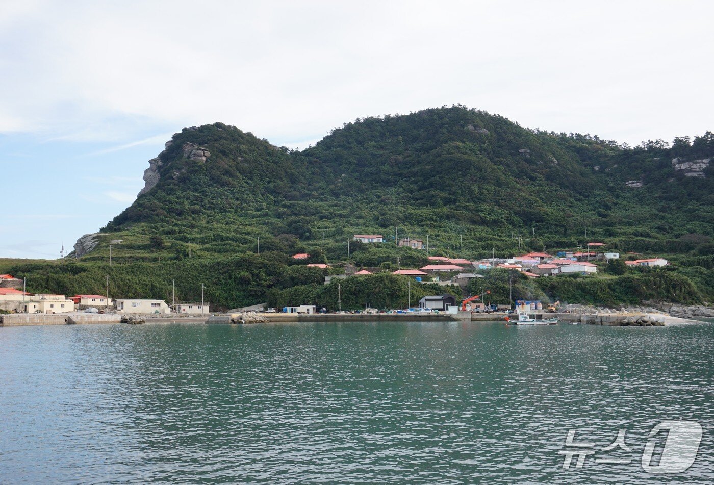본문 이미지 - 내구산이 병풍처럼 둘러싼 내병도 마을 . 2025.10.31/뉴스1 ⓒ News1 조영석 기자  