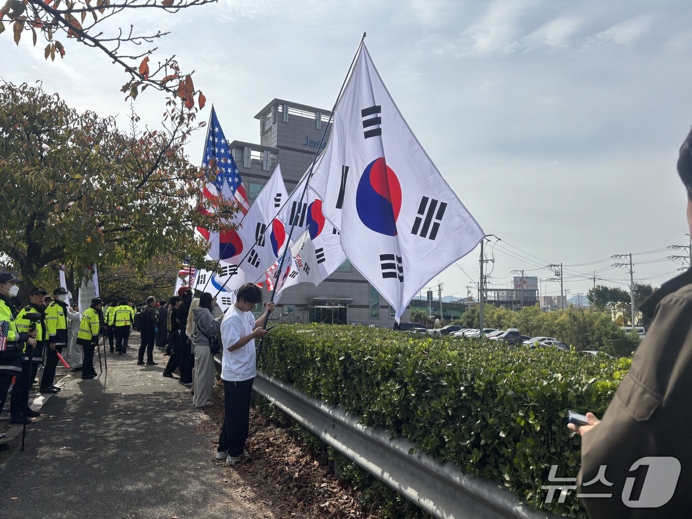 본문 이미지 - 보수성향 단체들은 회담장에서 다소 먼 거리에서 대형 태극기와 성조기를 흔들며 집회를 가졌다. 2025.10.30/뉴스1 ⓒ News1 홍윤 기자