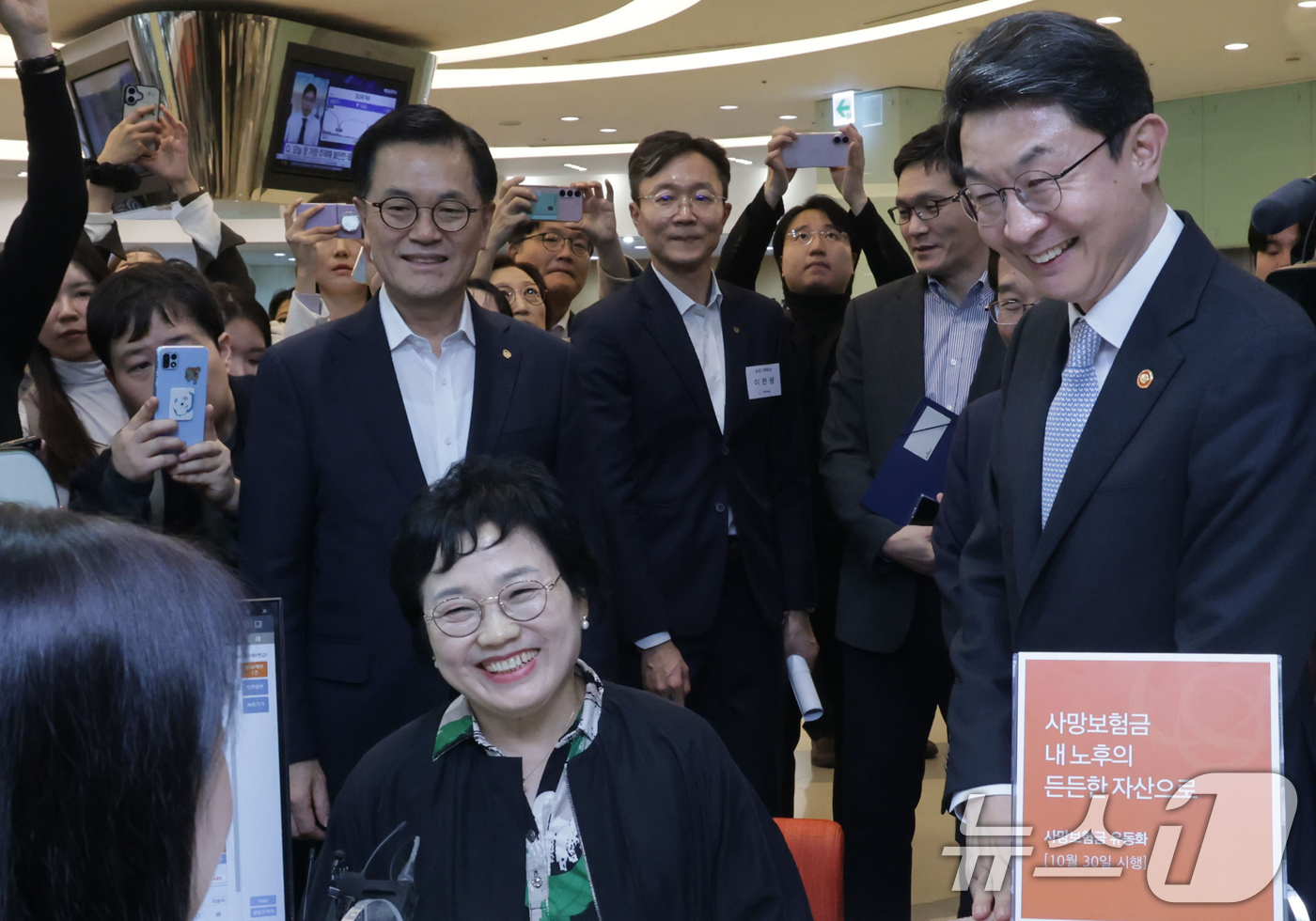 (서울=뉴스1) 장수영 기자 = 이억원 금융위원장이 30일 오후 서울 중구 한화생명 시청 고객센터에 방문해 사망보험금 유동화 제도 시행 현황을 점검하고 있다.정부가 추진해 이날부터 …