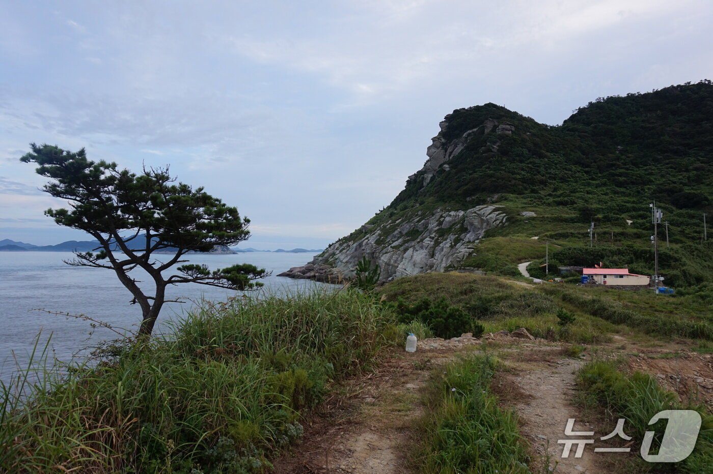 본문 이미지 - &#39;목걷재&#39; 건너편으로 &#39;굿한산&#39;의 얼굴바위와 부엉이바위가 절경을 이룬다. 2025.10.31/뉴스1 ⓒ News1 조영석 기자  