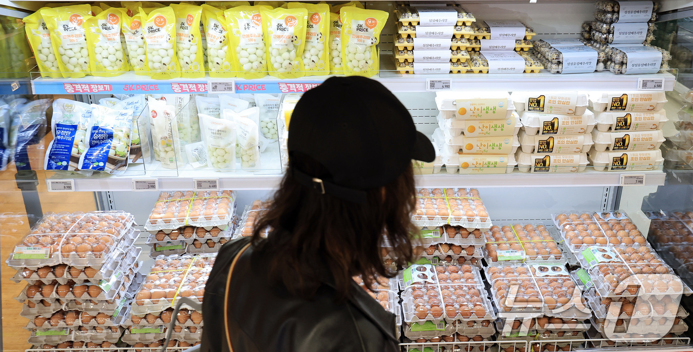 (서울=뉴스1) 이호윤 기자 = 한국소비자단체협의회 물가감시센터는 3분기 서울과 경기의 420개 유통업체에서 판매한 생활필수품과 공산품 38개 품목 가격이 평균 3.3% 올랐다고 …