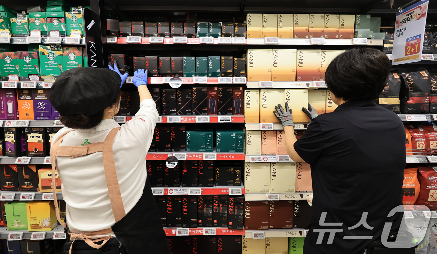 (서울=뉴스1) 이호윤 기자 = 한국소비자단체협의회 물가감시센터는 3분기 서울과 경기의 420개 유통업체에서 판매한 생활필수품과 공산품 38개 품목 가격이 평균 3.3% 올랐다고 …