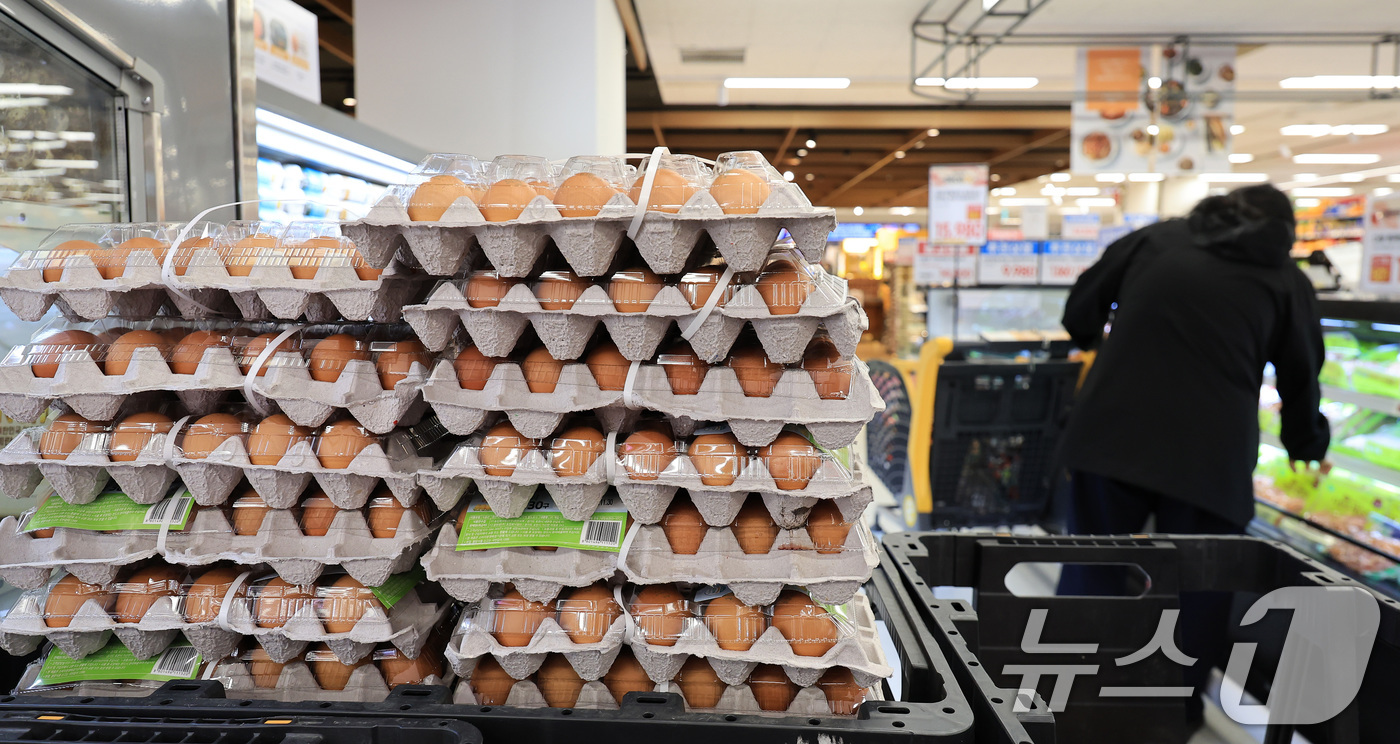 (서울=뉴스1) 이호윤 기자 = 한국소비자단체협의회 물가감시센터는 3분기 서울과 경기의 420개 유통업체에서 판매한 생활필수품과 공산품 38개 품목 가격이 평균 3.3% 올랐다고 …