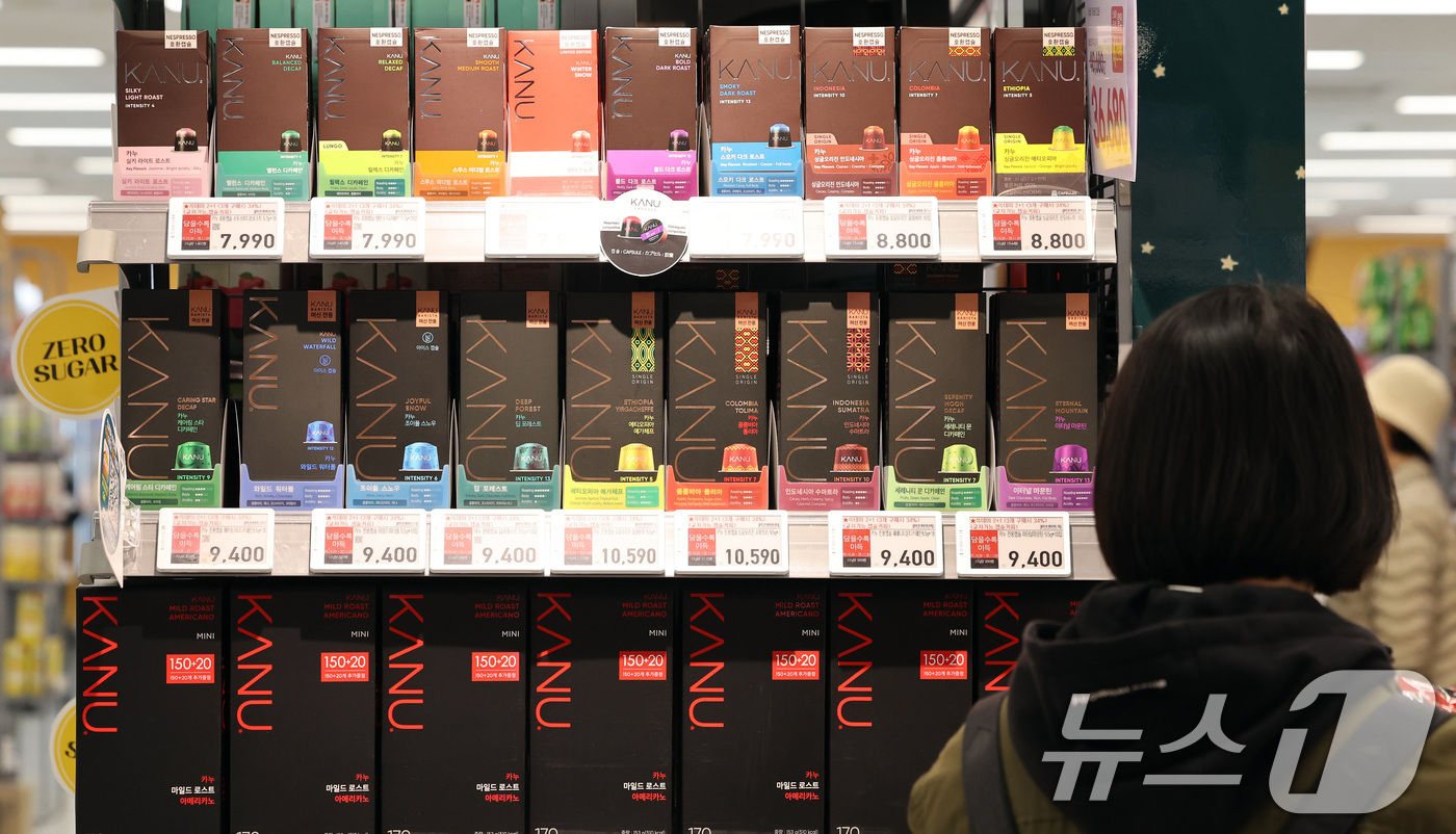 (서울=뉴스1) 이호윤 기자 = 한국소비자단체협의회 물가감시센터는 3분기 서울과 경기의 420개 유통업체에서 판매하는 생활필수품과 공산품 38개 품목 가격이 평균 3.3% 올랐다고 …