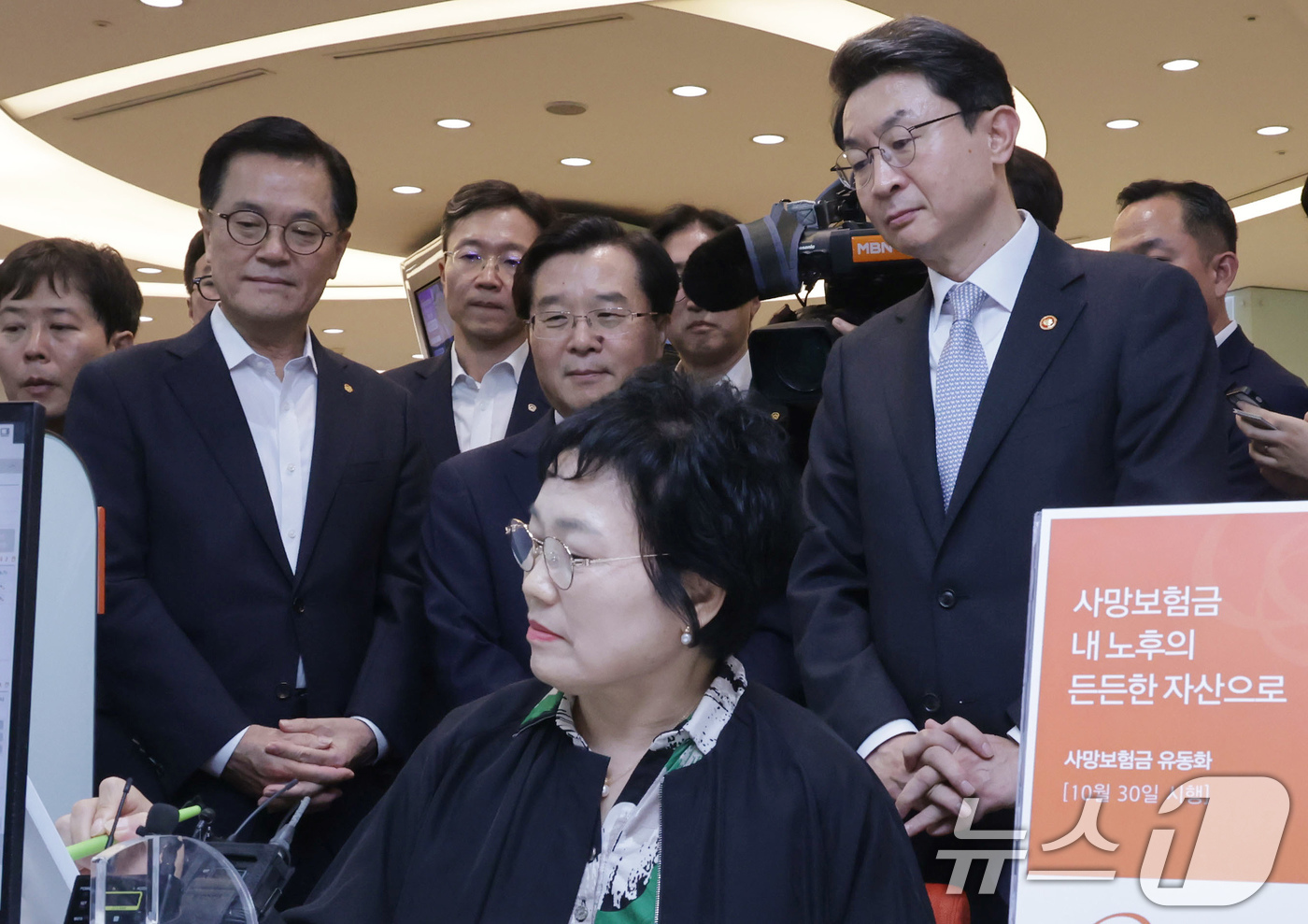 (서울=뉴스1) 장수영 기자 = 이억원 금융위원장이 30일 오후 서울 중구 한화생명 시청 고객센터에 방문해 사망보험금 유동화 제도 시행 현황을 점검하고 있다.정부가 추진해 이날부터 …