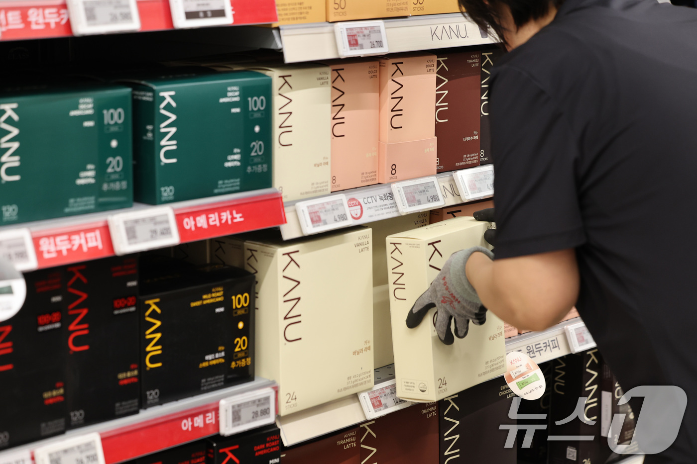 (서울=뉴스1) 이호윤 기자 = 한국소비자단체협의회 물가감시센터는 3분기 서울과 경기의 420개 유통업체에서 판매한 생활필수품과 공산품 38개 품목 가격이 평균 3.3% 올랐다고 …